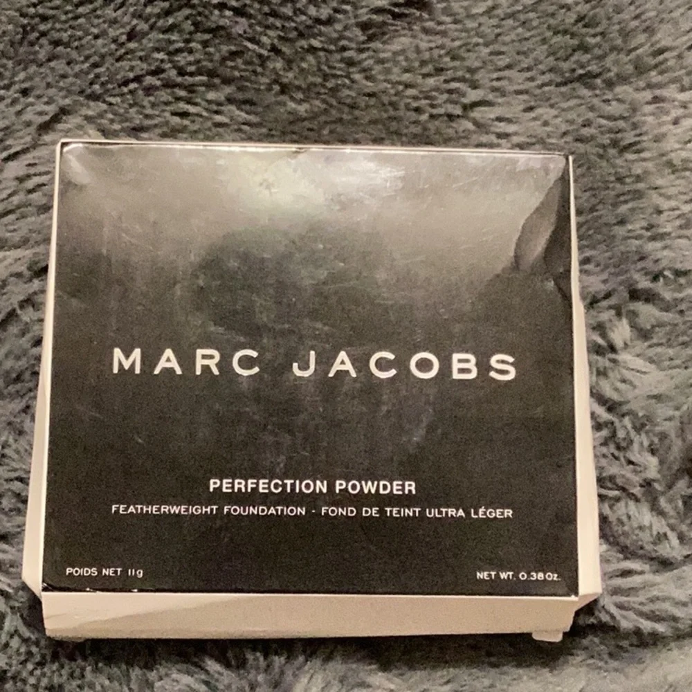 Marc Jacobs (400) Golden Fawn Perfection Powder - Picture 2 of 5